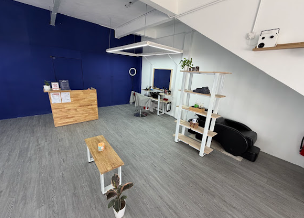 Sizzer Barbershop Kajang reception desk and waiting area with navy blue wall and wooden bench